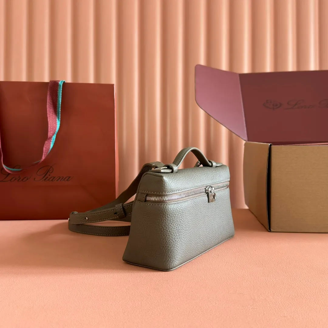 p1160💋💋💋【Original leather configuration counter complete set of packaging】 𝐋𝐨𝐫𝐨 𝐏𝐢𝐚𝐧@ Extra pocket L19 series handbag/crossbody bag, all steel, the most comfortable life is the undefined life, just like loro The material design of pian@ does not require complicated design styles. The simple and soft outline is elegant and durable, like an exquisite cosmetic case, which perfectly balances appearance and functionality. The leather is delicate and feels as soft as butter. The small bag has a large capacity. It is not only portable with a thin shoulder strap, but can also be worn cross-body. Sisters who have a special liking for minimalist style can buy it. It is simple and versatile. The simpler, the more different. Stars and Instagram celebrities are all planting it. There are two sizes of 19 cm and 27 cm. One is exquisite and casual, and the other is elegant and grand. Size: Small: length 19×width 7×height 12cm (